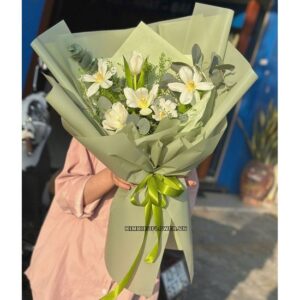 Bó hoa tulip trắng mix lá bạc - HB1129
